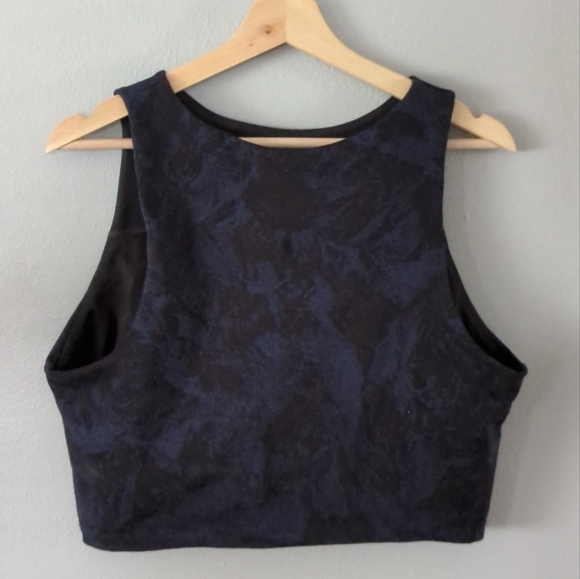 Lole Mile End Crop Top in Black/Navy Jacquard - Picture 2 of 5